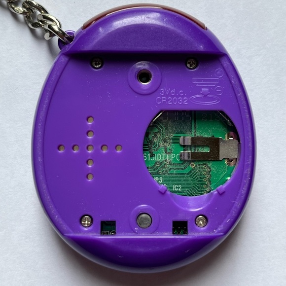 Tamagotchi Connection v1 - Solid Purple - Picture 4 of 6